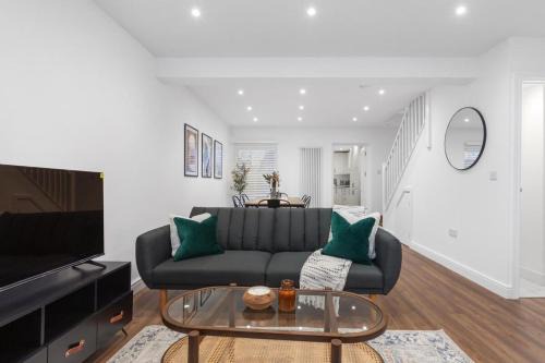 Hemel Hempstead House | Furnished Terraced House near Public Attractions, 5 min to Public Transport