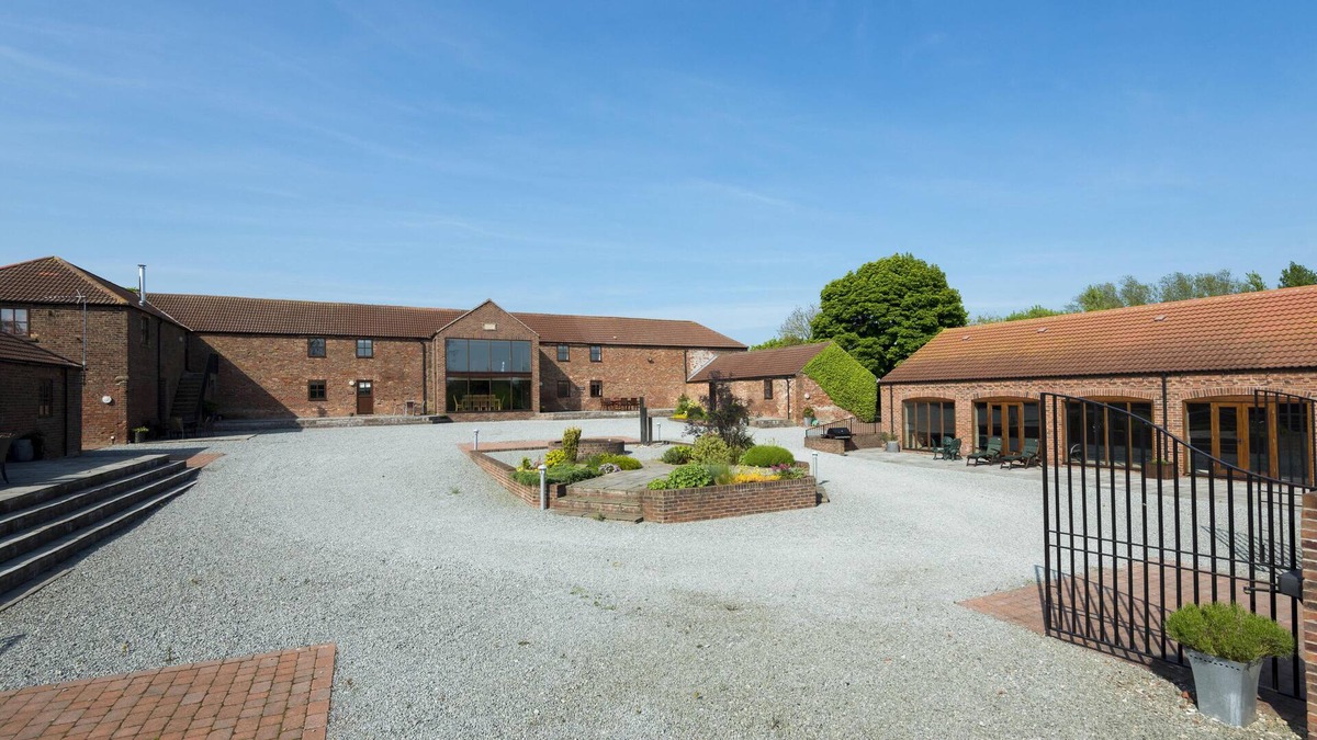 Thwing Cottage | FURROWS COTTAGE, family friendly, with pool in Great Driffield
