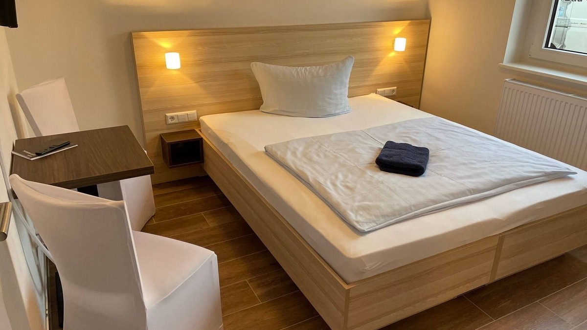 Pasewalk Apartment | Gästehaus Doppelzimmer - Yz lokschuppen Pasewalk- Gästehaus Lokschuppen