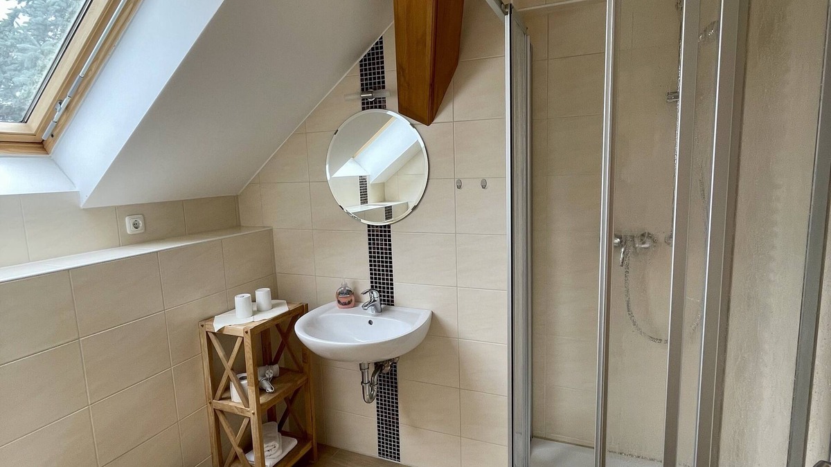 Trebbin Apartment | Gästezimmer mit Bezaubernden Garten und Koi-teich