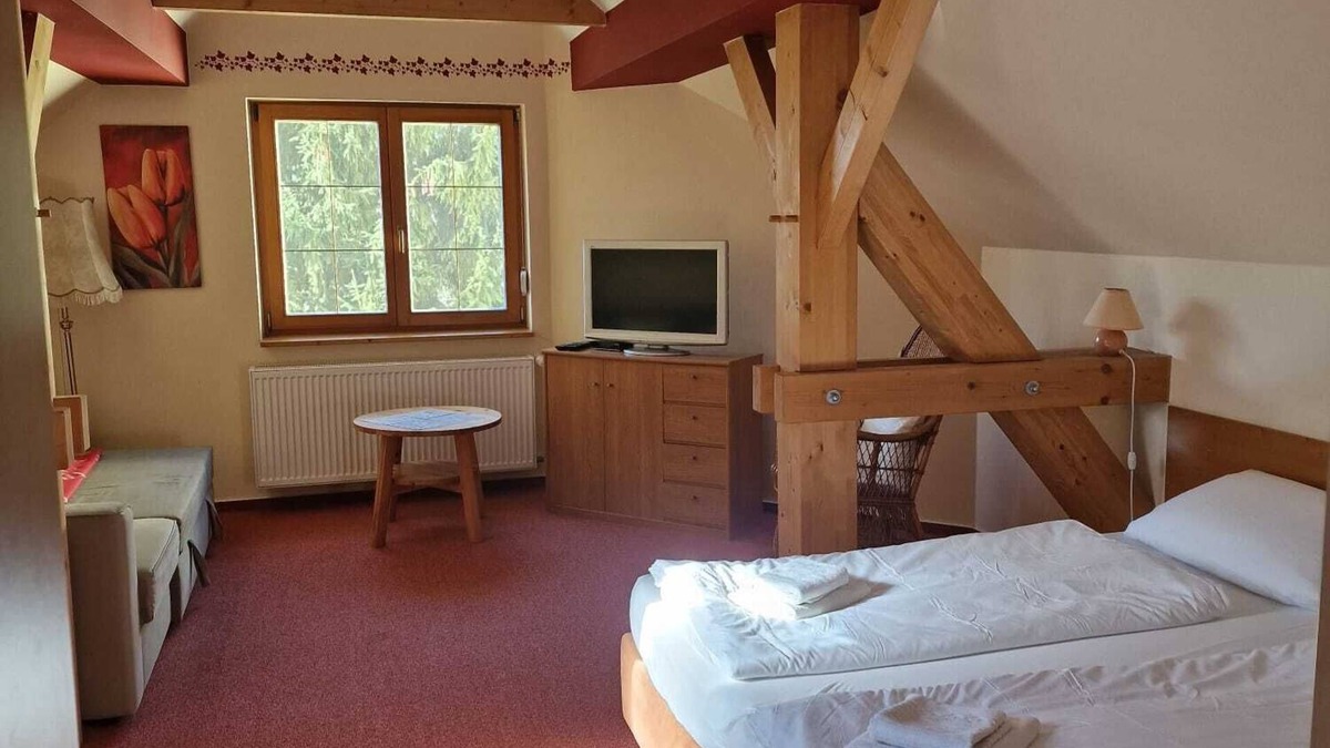 Trebbin Apartment | Gästezimmer mit Bezauberndem Garten und Koi-teich