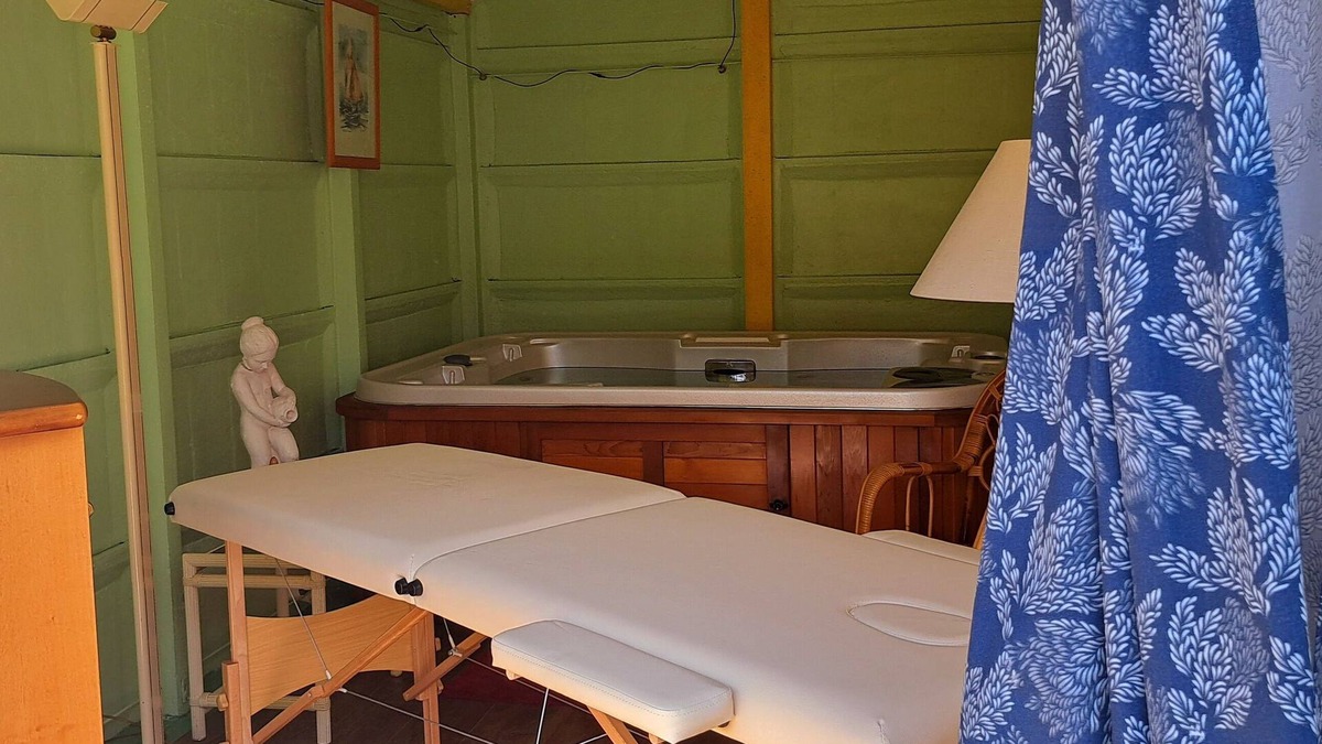 Mohon Cottage | Gîte* 13 beds, sleeps 20, Jacuzzi, Swimming pool, Billiards, Games tent, Park *.