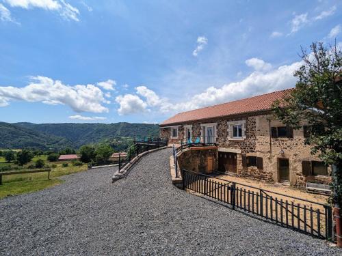 Saint-Privat-d'Allier House | Gîte authentique et confortable avec vaste terrain et vue imprenable à Saint-Privat-d'Allier - FR-1-582-478