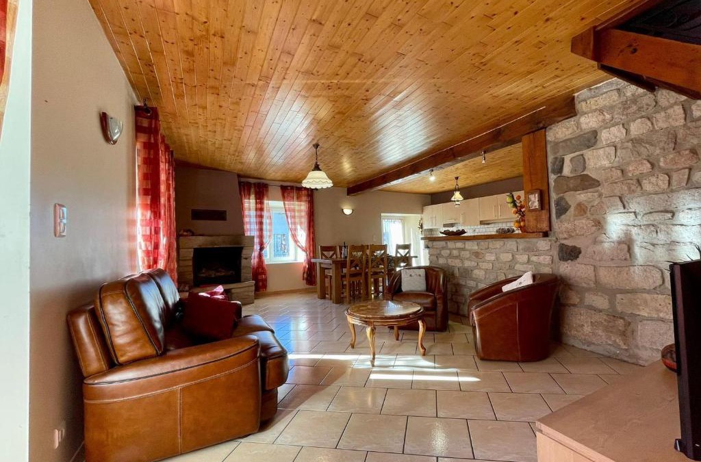 Saint-Germain-Laprade House | Gîte chaleureux avec cheminée près du Puy-en-Velay, idéal pour familles et séjours professionnels - FR-1-582-349