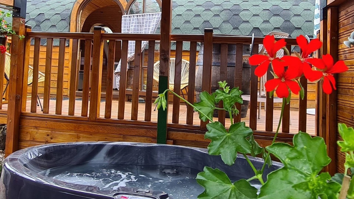 Ville Cabin | Gîte D'alsace La Roulotte des Prunelles Sauvages Spa/jacuzzi Privatif