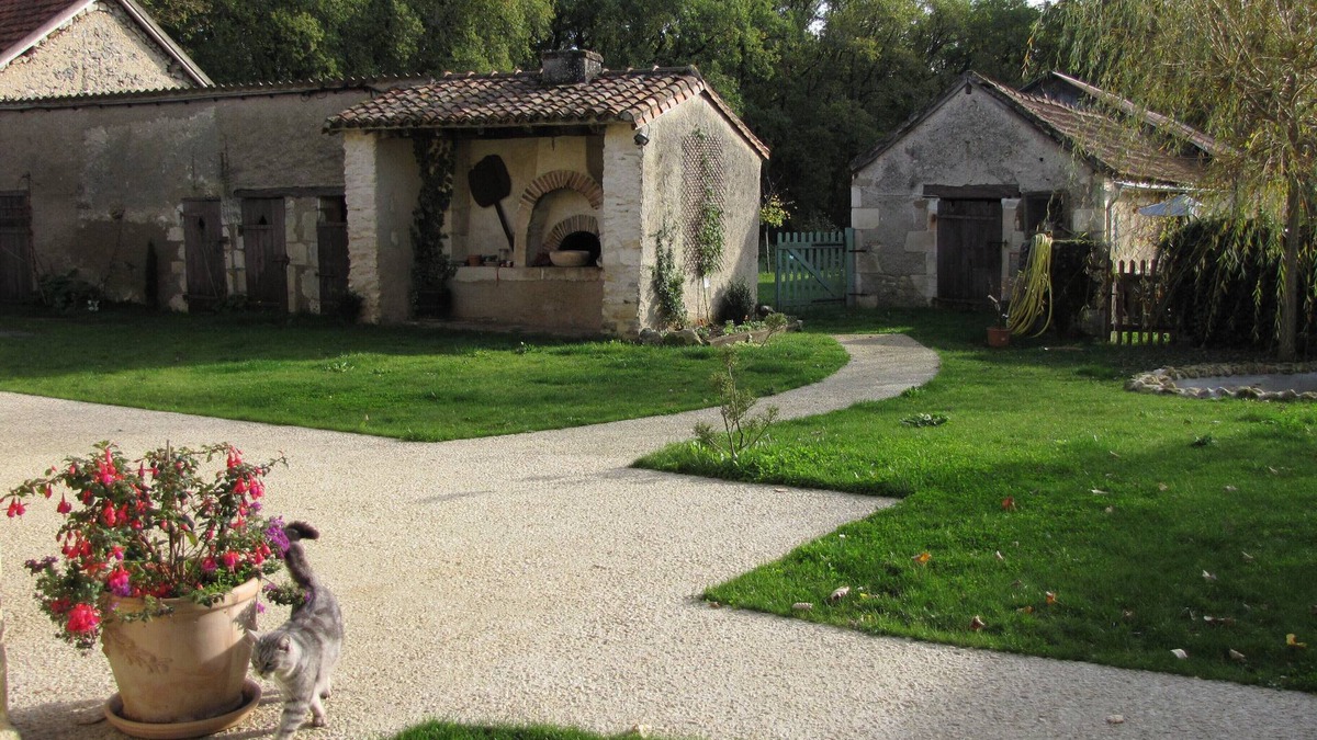 La Bussiere Cottage | Gîte de caractère, 3*, on a Poitou farm (86310), in the heart of nature!