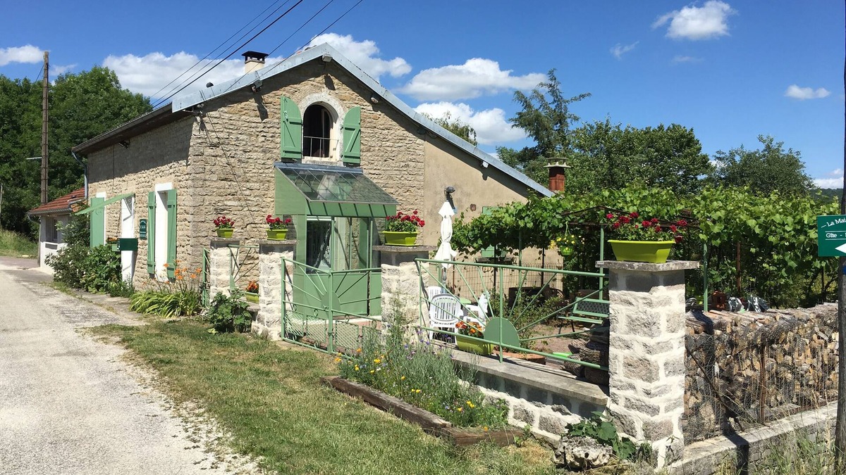 Pouillenay House | Gîte de Charme au Bord du Canal de Bourgogne, au Pied du Site D'alésia, 4 Places