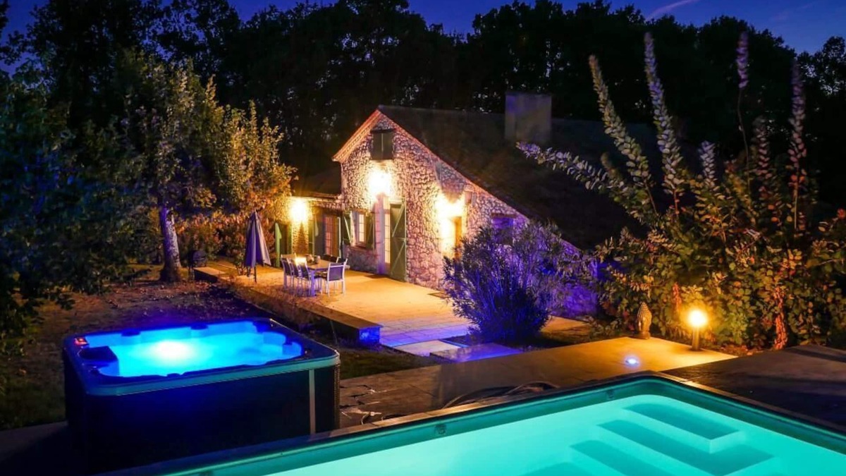 Monsaguel House | Gîte de la Truffière, heated swimming pool and jacuzzi