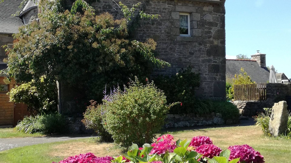 Ploumilliau Cottage | Gîte en Pierre Bretonne Près de la Côte de Granit Rose et sa Petite Ferme