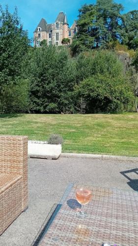 Serans House | Gîte familial au bord de l'Orne, au pied du château de Mesnil-Glaise