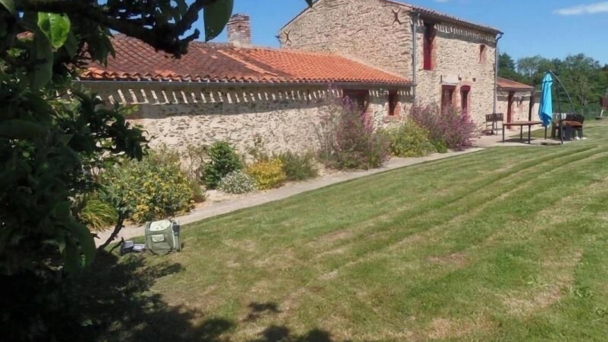 Falleron Cottage | Gîte familial avec piscine couverte, jardin privé et jeux pour enfants, proche de Legé
