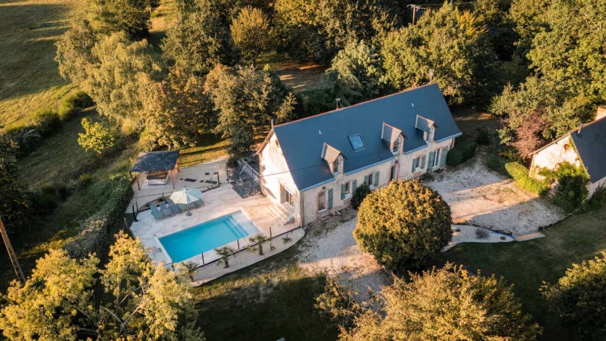 Soucelles House | Gîte 'Gîte de Caractère for 13 People' with Private Pool, Wi-Fi, and Air Conditioning