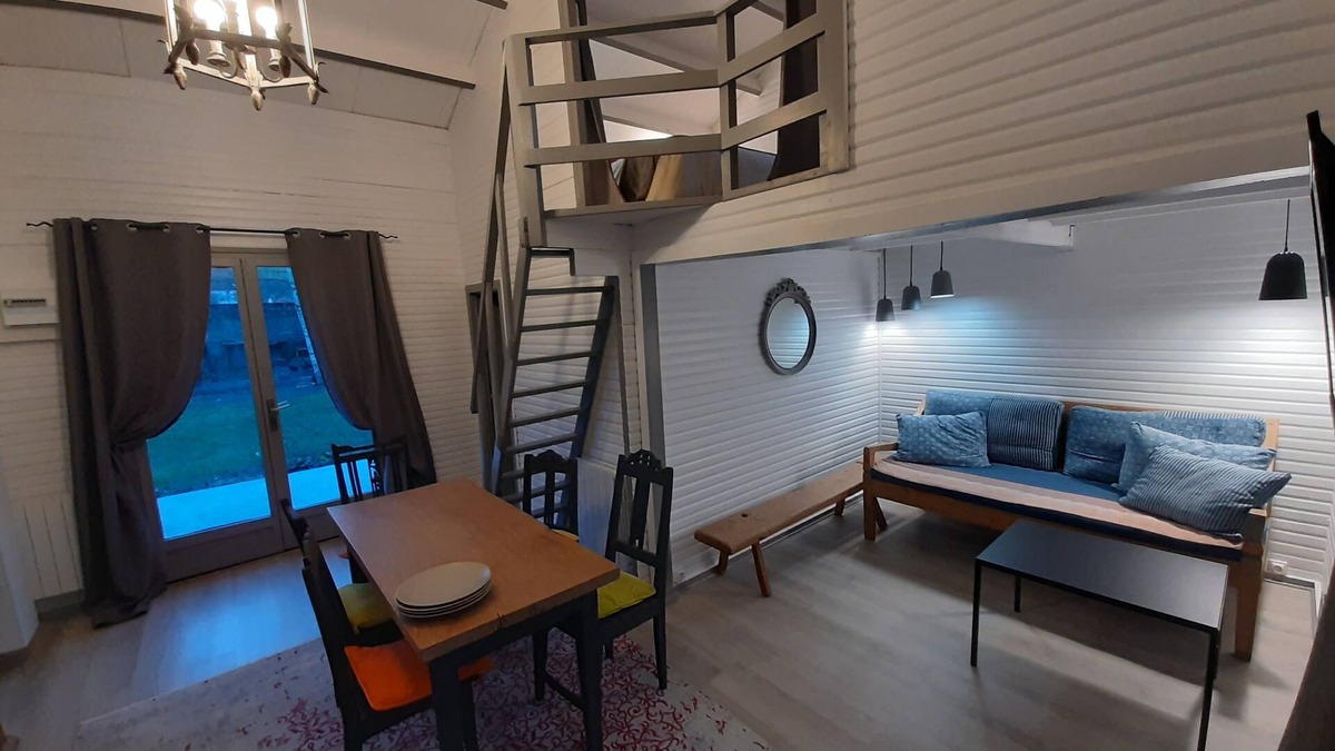 Vincelles Ski Chalet | Gîte in a large garden in a peaceful village