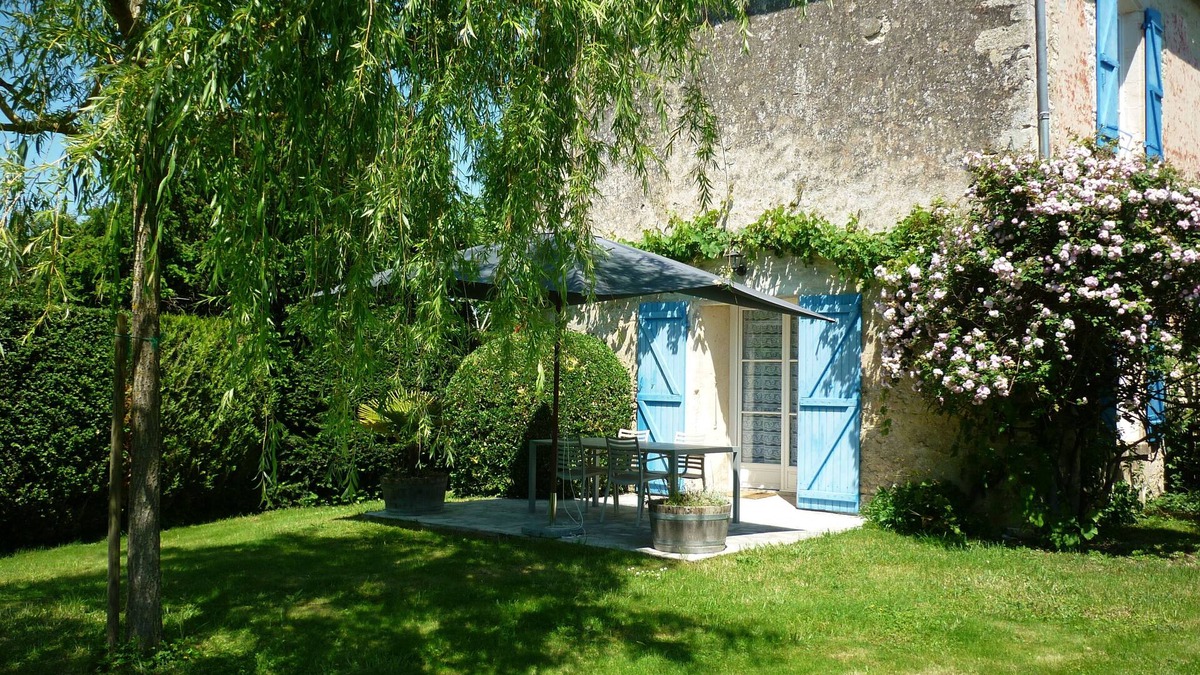 Frontenay-Rohan-Rohan House | Gîte Le Logis de Faugerit In the Marais Poitevin, quiet, flowery, green site