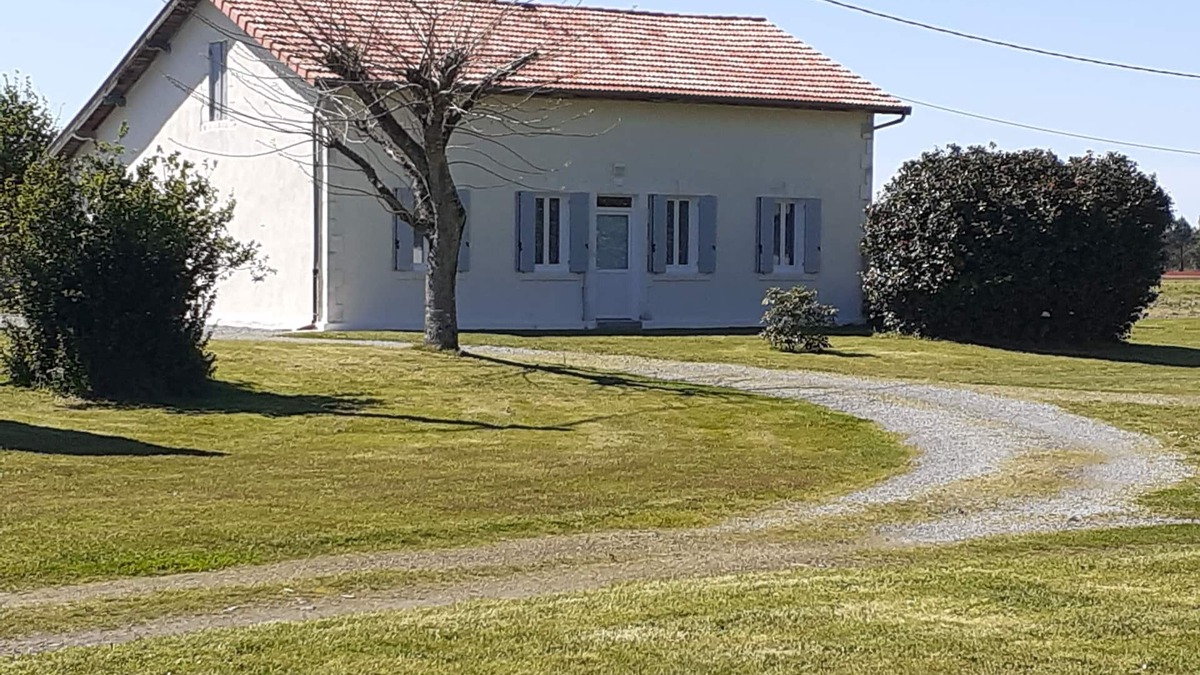 Laluque House | Gîte "les Volets Bleus" : Calme et Grands Espaces au Coeur du Pignada Landais