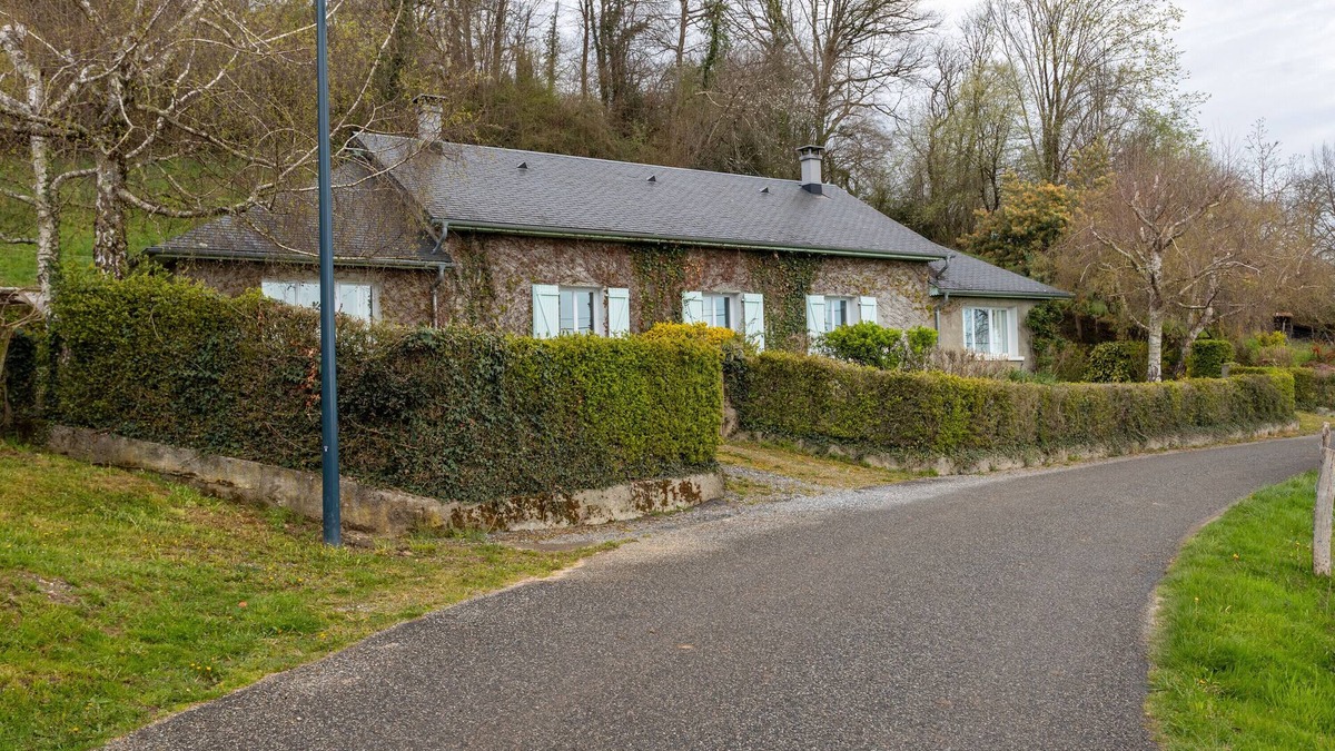 Lagarde Cottage | Gîte Mathieu - Cozy House 10 min from Lourdes, private terrace, garden, WiFi, parking