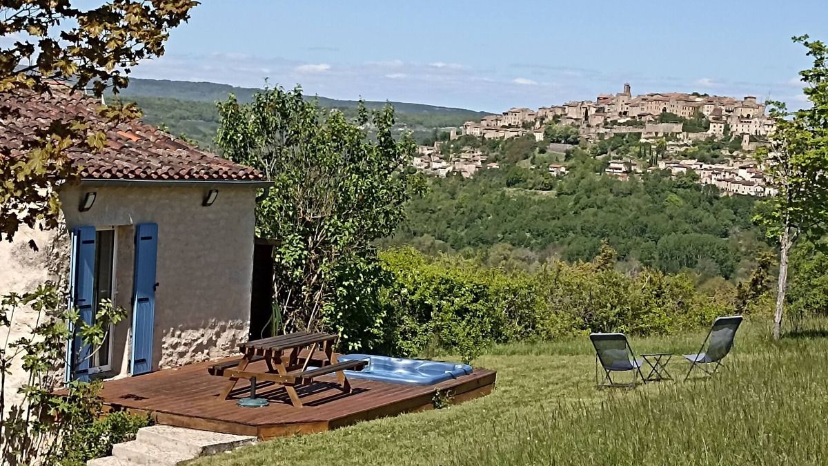 Souel Cottage | Gîte Puech Chérie: magnificent view of Cordes-sur-Ciel, nature, peace and SPA