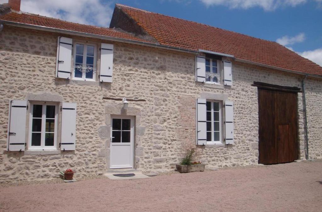 Saint-Priest-d'Andelot House | Gîte rénové, draps inclus, terrasse, salle de jeux, poêle, WiFi, animaux OK, parking, campagne calme - FR-1-489-410