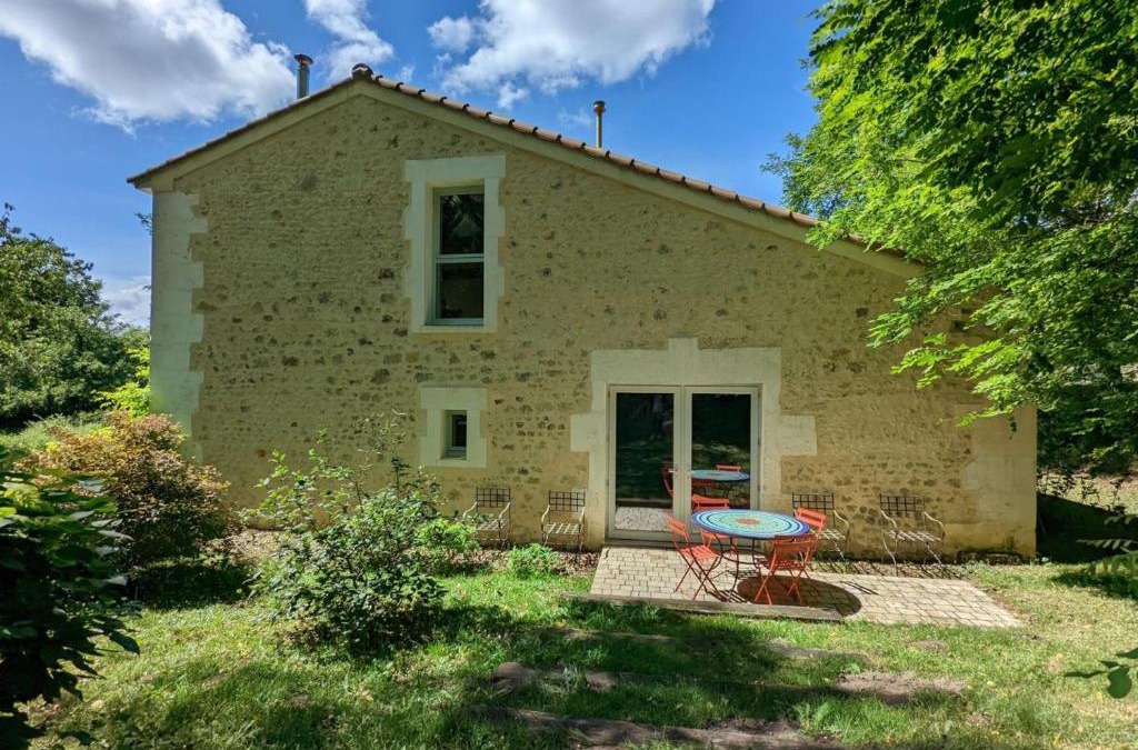 Guizengeard House | Gîte spacieux avec jardin privatif, animaux, accès PMR, pêche, randonnées et équipements bébé inclus - FR-1-653-191