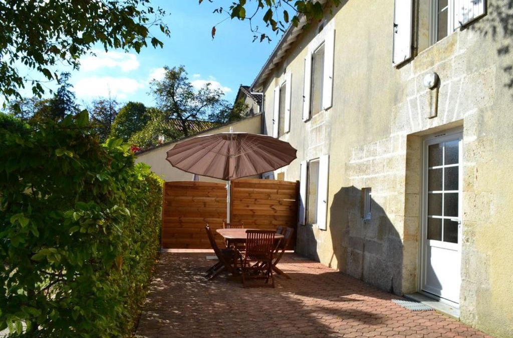 Salles-Lavalette House | Gîte typique Sud Charente, 2 chambres, terrasse, animaux acceptés, proche circuits randonnées - FR-1-653-78