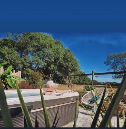 Sallertaine House | Gîtes de charme "l'écrin de Vendée" jacuzzi privatif, piscine chauffée, prestations bien être, vélos à 10 mn de l'océan sur 3,5 h de verdure