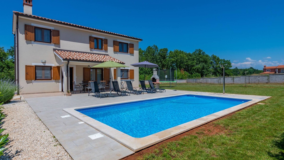 Fuskulin House | Günstig Gelegene Neubau-villa mit Pool