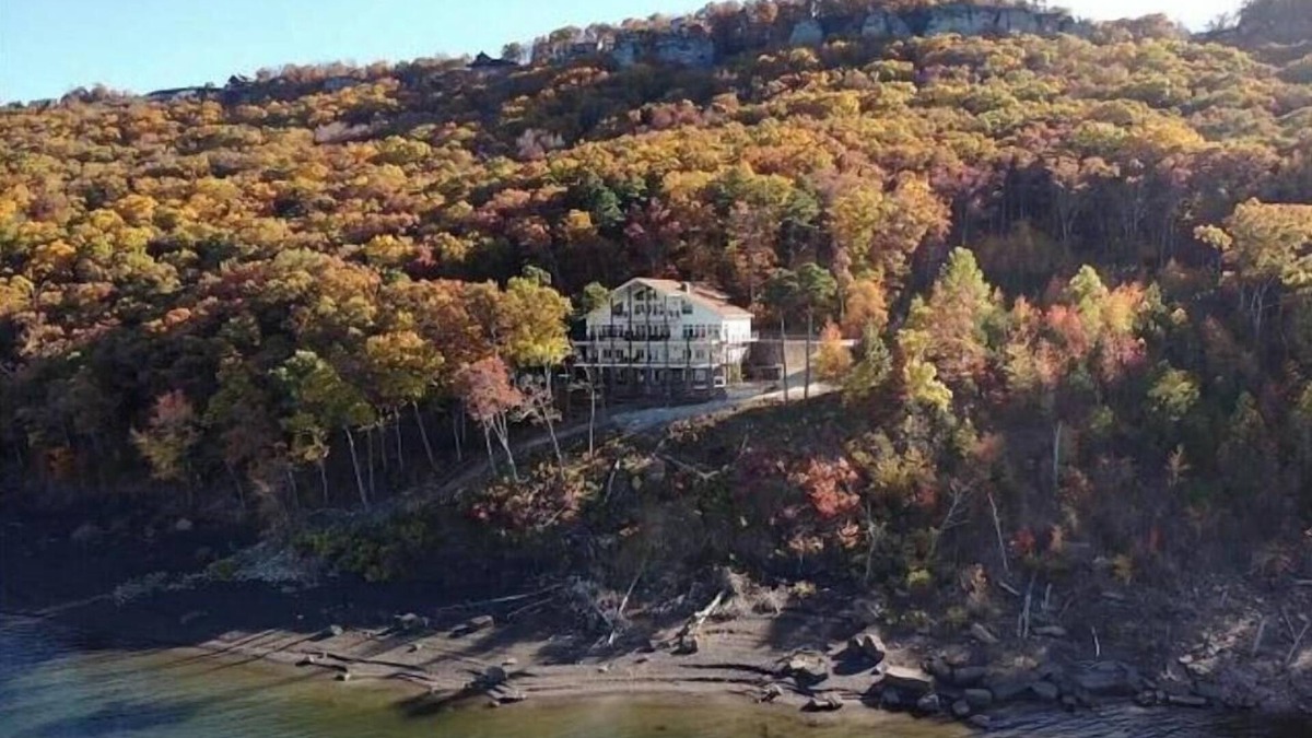 Quitman House | G & P Properties boasts a spacious 5-bedroom house in peaceful Greers Ferry
