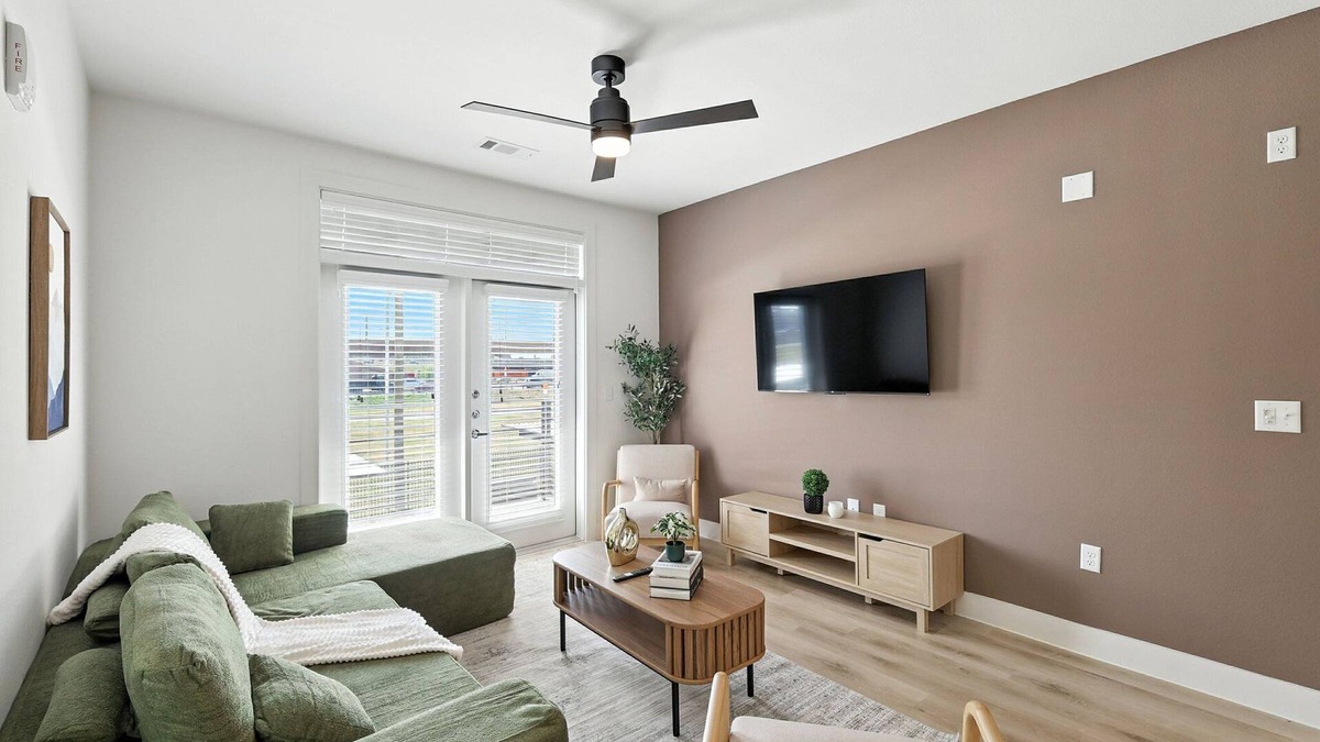 Fort Worth Condo | G95 Luxury Living DT Fort Worth 2B2B Resort Style Amenities, Golf Sim