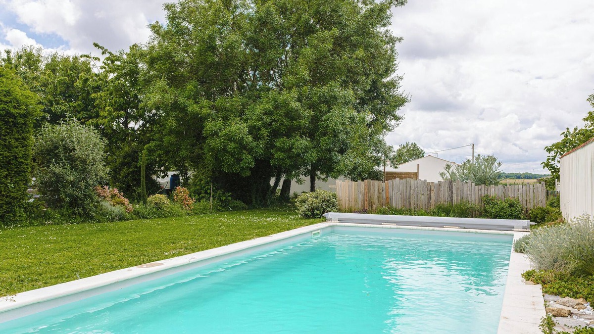 Puyravault House | Gabae Les Volets Verts - Holiday Home with Private Barbecue