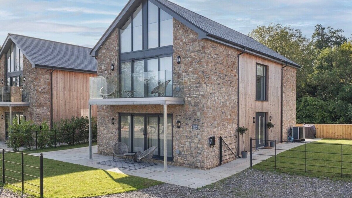 Holcombe House | Gable View Summary: W