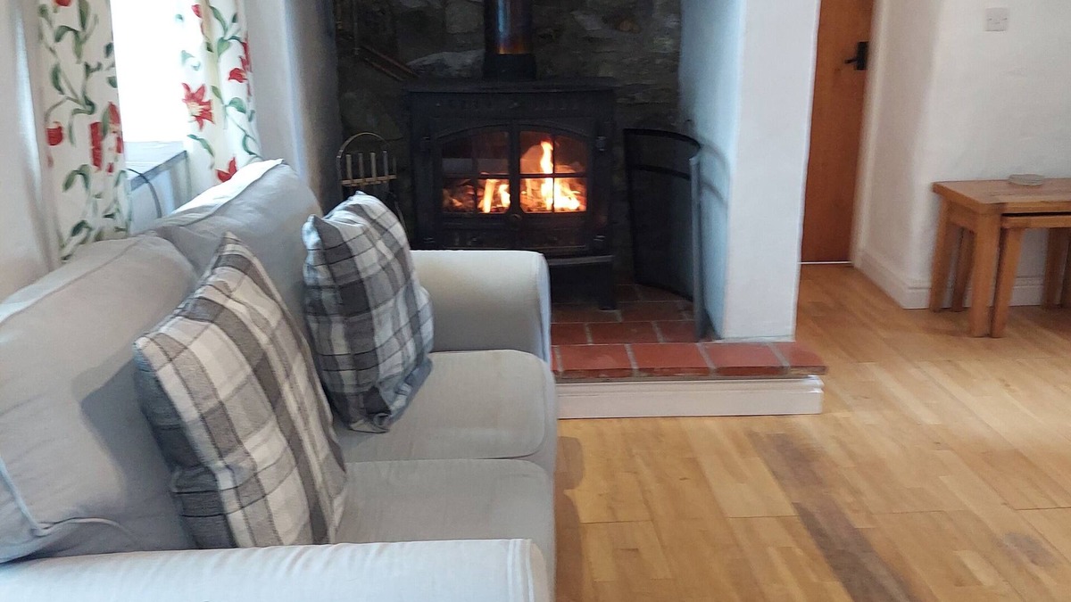 Cylch-Y-Garn House | Gadlys Farmhouse Church Bay Anglesey sleeps 6 Sea Views
