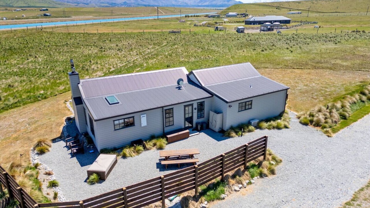 Ben Ohau House | Galaxy Views · Pedalfish Cottages: Galaxy Views FREE WIFI