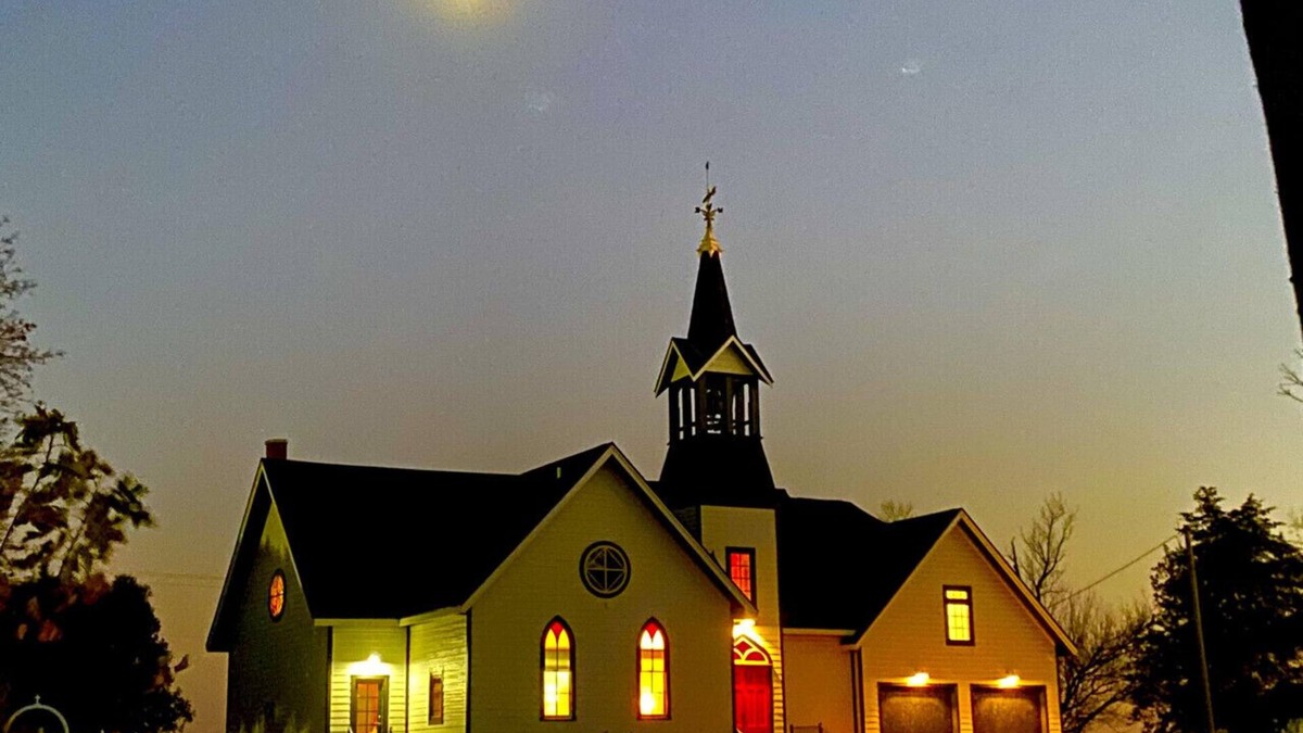 Council Hill House | Galena`s Little White Church l LUXE l A&D Rise Getaways