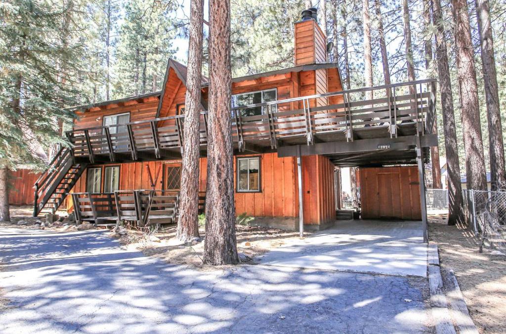 Summit Estates House | Gallagher's West - Pine surrounded deck and barbecue! Bumper Pool and Wet bar! Darts!