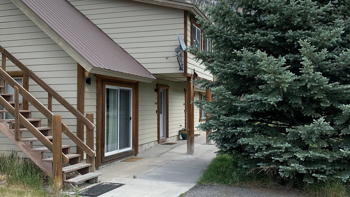 Big Sky Apartment | Gallatin River Access- 15 minutes from skiing Big Sky