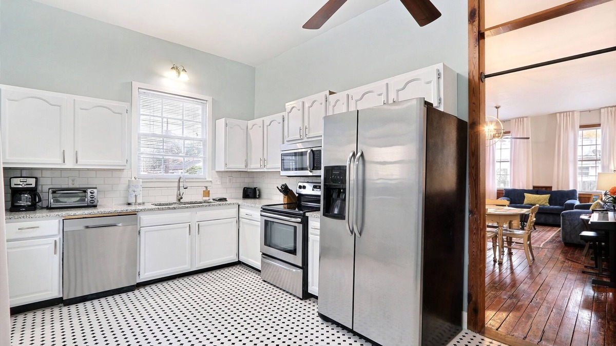 Beach Institute Apartment | Gallery Stays - Pop Collection