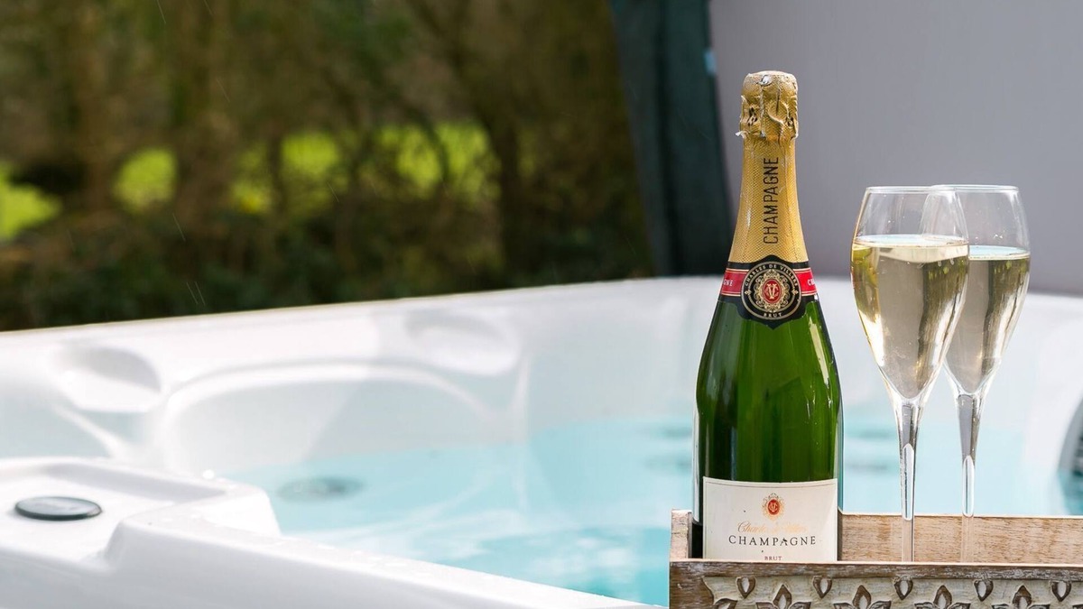 Marianglas Cottage | Gamdda Fawr - a hot tub that sleeps 8 guests in 4 bedrooms