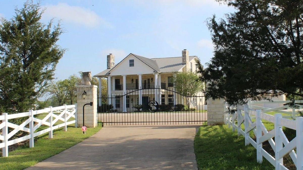 Wellborn House | Game Day/Family Gathering/Wedding venue with Pool. Largest in College Station.