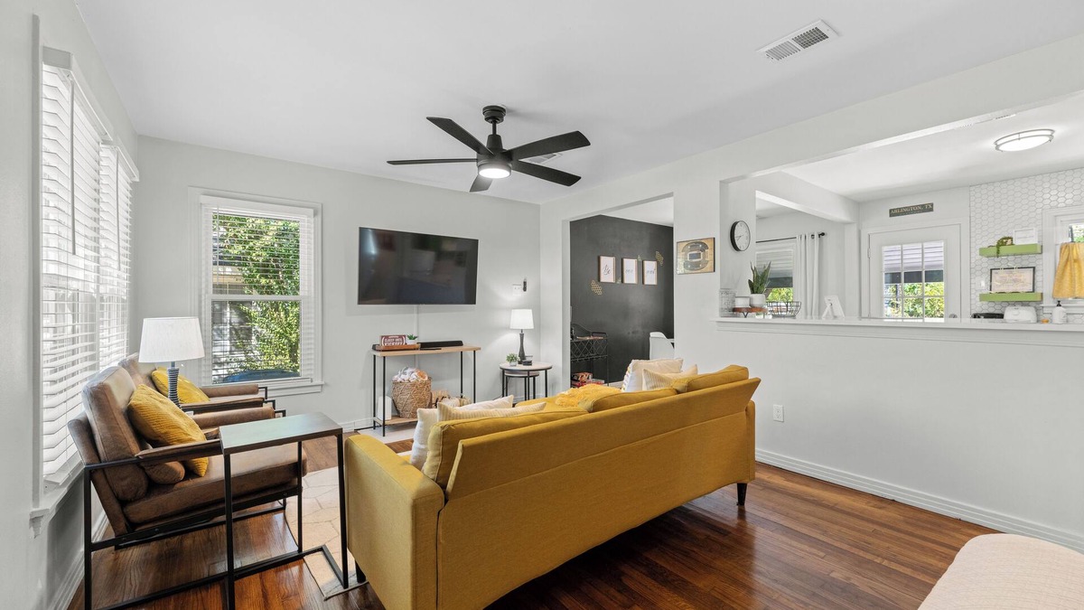 Central Arlington House | Game Day Getaway- 2 bedroom gem