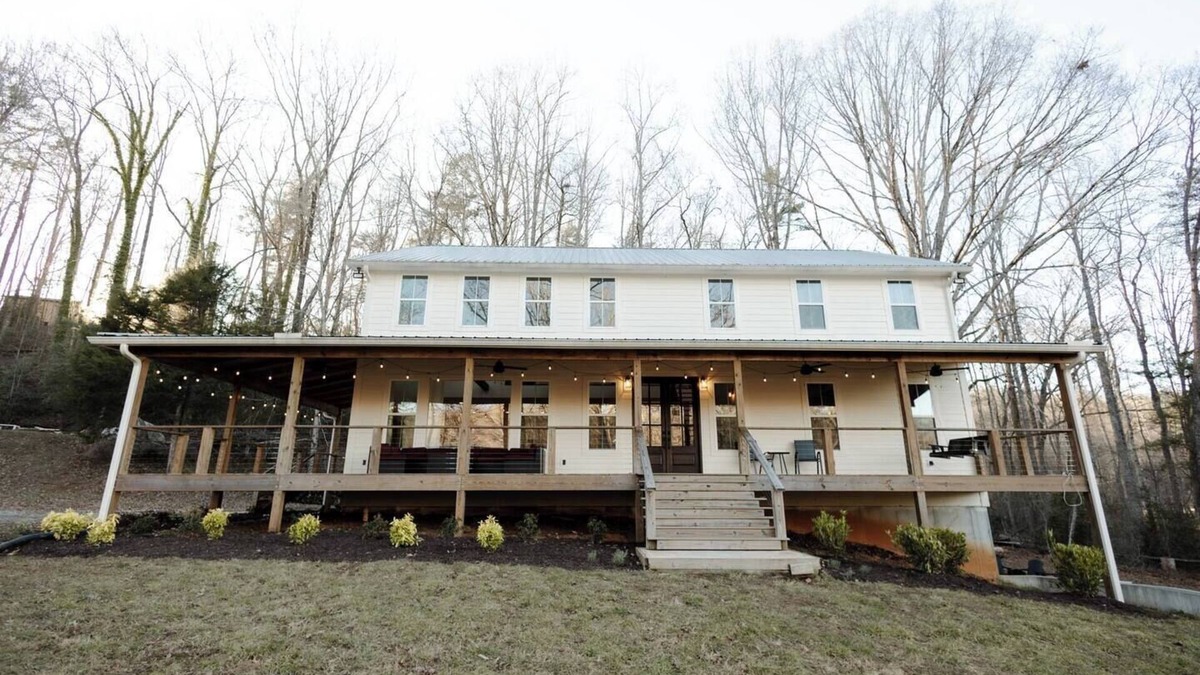 Dahlonega House | Game & Movie Room, Minutes to Wine, Weddings &Town