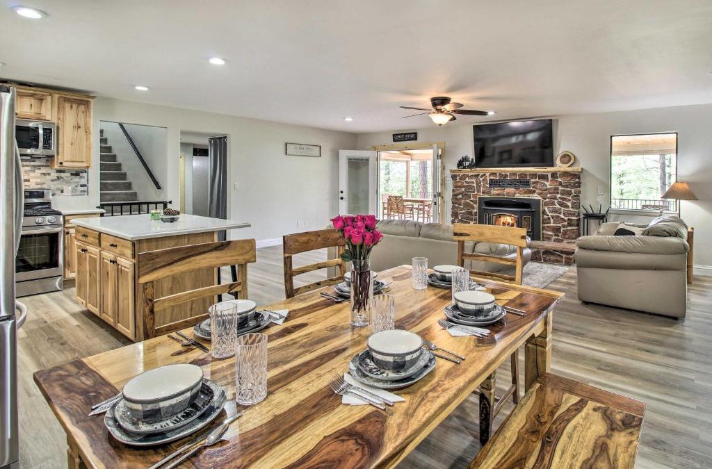 Pinetop House | Game Room and Wooded Views Pinetop Cabin!