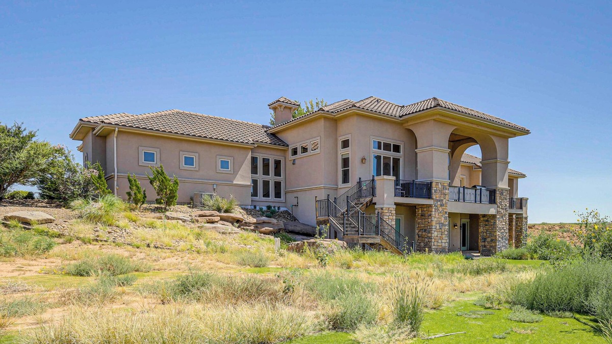Tucumcari House | Game Room & Deck: Group Getaway in New Mexico!