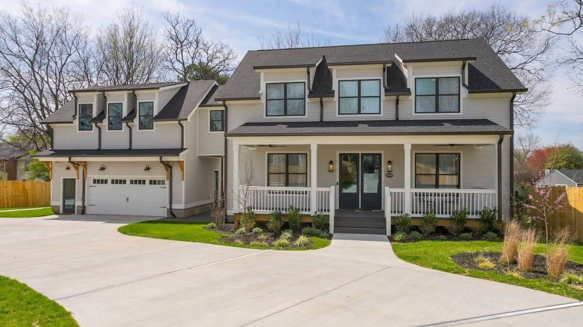 Donelson Hills House | Game Room, Fire Pit & Hot Tub!