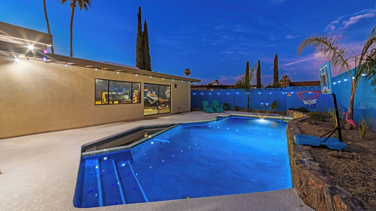 Tucson House | Game Room-Pool w/heated jacuzzi-Waffles-2 California King Beds-U of A 8 miles