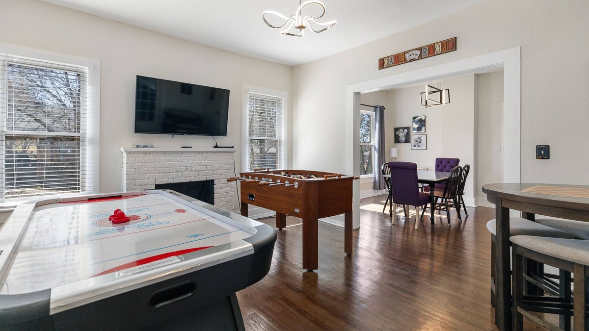 Harrison House | Game Themed, sleeps 12, king beds, walking distance to downtown & splash pad!