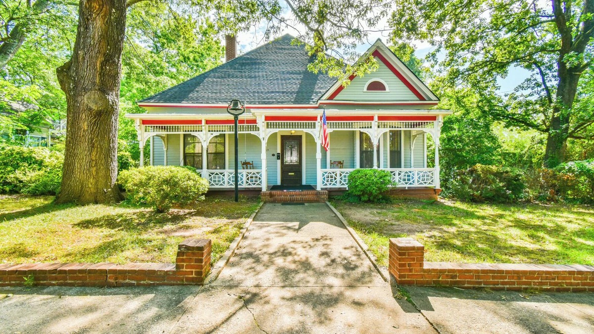 Athens House | Gameday House Steps from Stadium Sleeps 12+ Bulldogs vs. Austin Peay