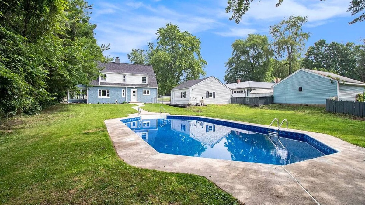 Saint Marys Saint Joseph County House | *GameRoom*Pool*2663ft²*King Bed*65" TV*1000Mbps