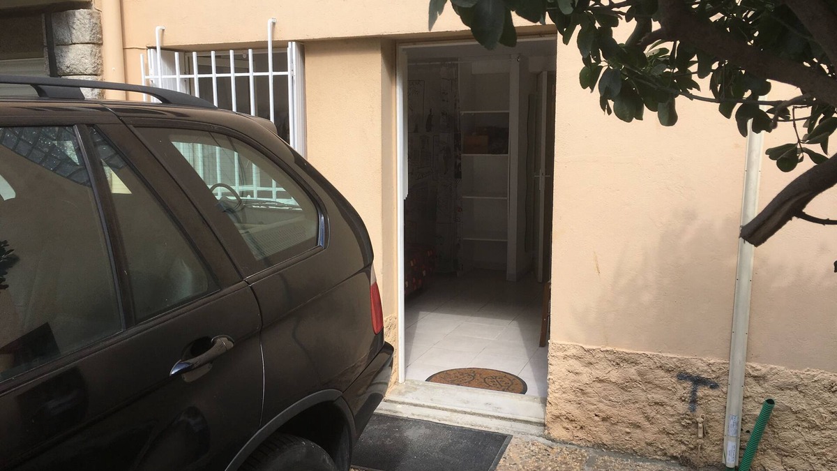 Le Grand Large Apartment | Gamine: Ground floor studio parking at the back of a small building on the South Waterfront