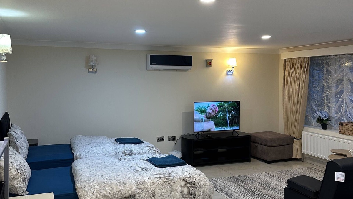 Barkingside Apartment | Gants Hill studio with parking