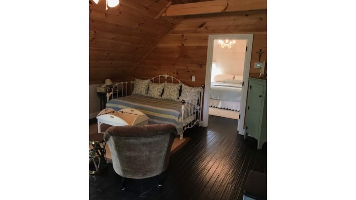 Rutherfordton Apartment | Garage Cottage Apartment with Horse Pasture